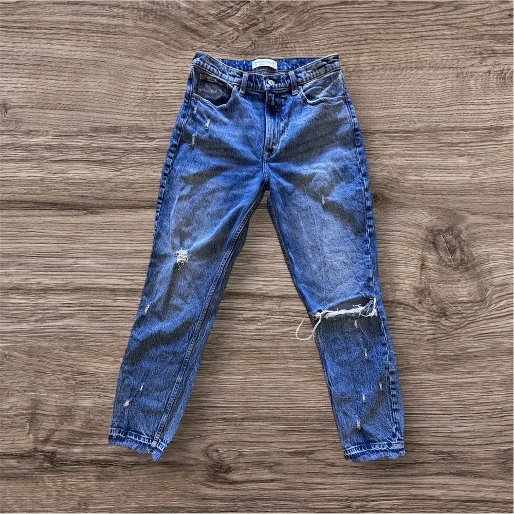 Abercrombie & Fitch The Mom High Rise Blue Jeans Distress Size 28/ 6L Pocket Zip
